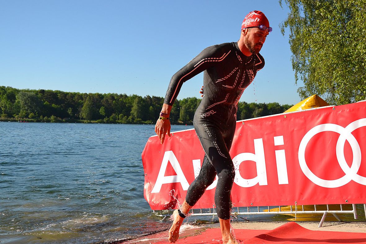 Erster Verfolger: Sebastian Mahr kommt nach 24:07 min. aus dem Ingolstädter Baggersee