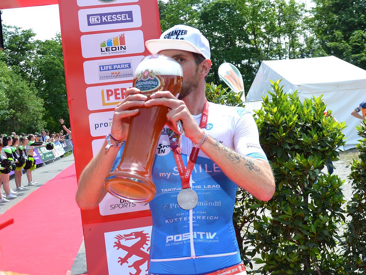 Großer Durst: Sebastian Mahr beim Siegerschluck nach dem Triumph auf der Olympischen Distanz