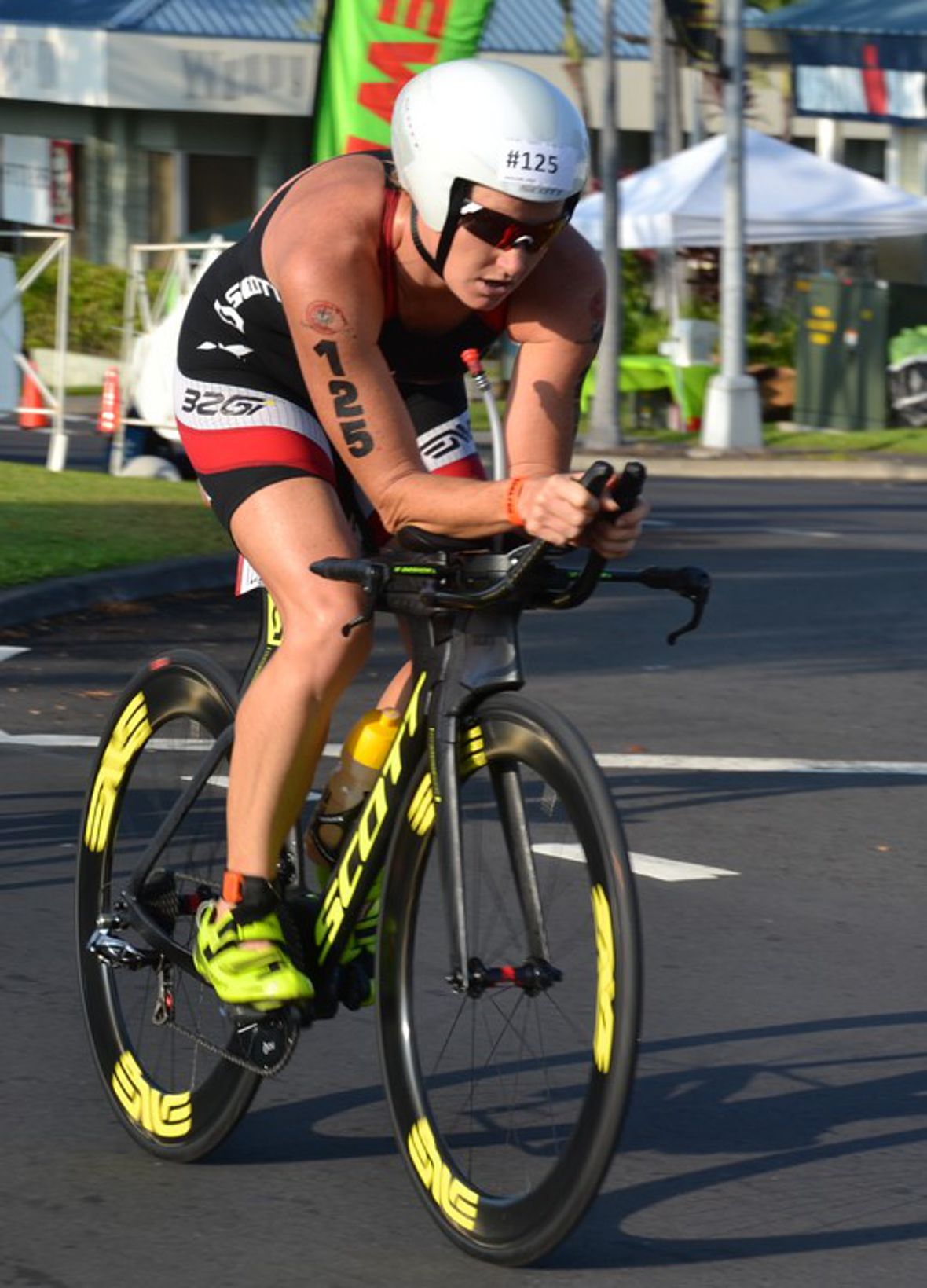 Jodie Swallow startet als Führende auf die Radstrecke