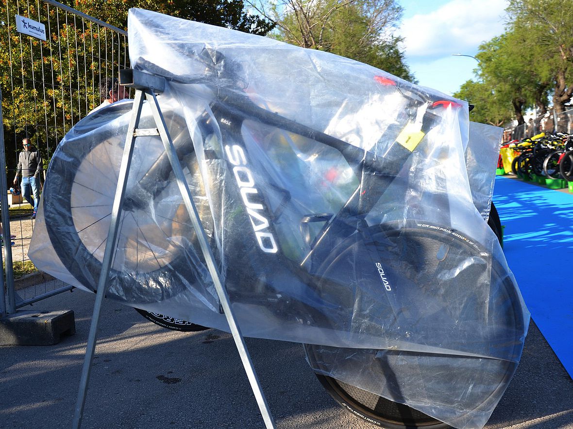 Verpackungskünstler: Titelverteidiger Michael Van Cleven hat sein Squad TT-Bike sicher für die mallorquinische Nacht verpackt