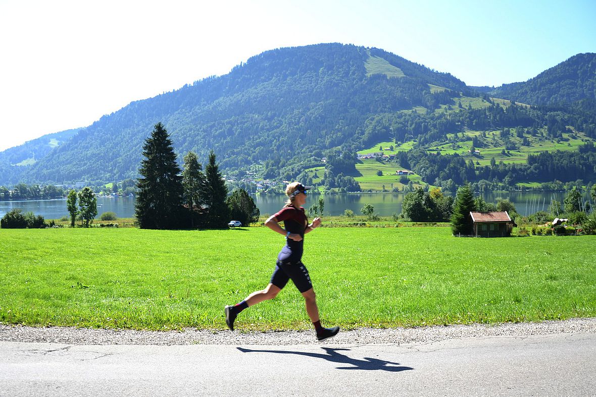 Viele Grüße aus dem Oberallgäu - Postkarten-Idylle auf der Laufstrecke entlang des Großen Alpsees
