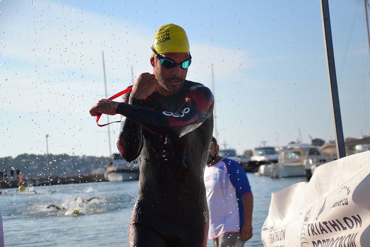 Manuel Küng kommt als Zweiter hinter Carlos Lopez aus dem Wasser