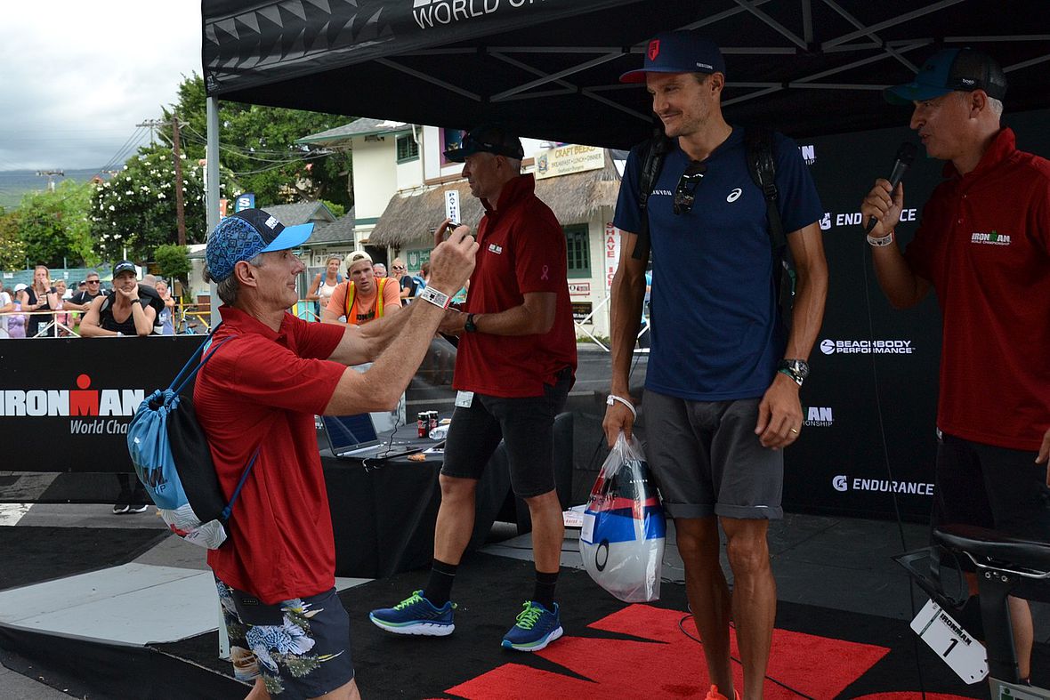 Acht Ironman Hawaii-Siege auf einem Bild: Rekordsieger Mark Allen schießt ein Handyfoto von "Frodo"