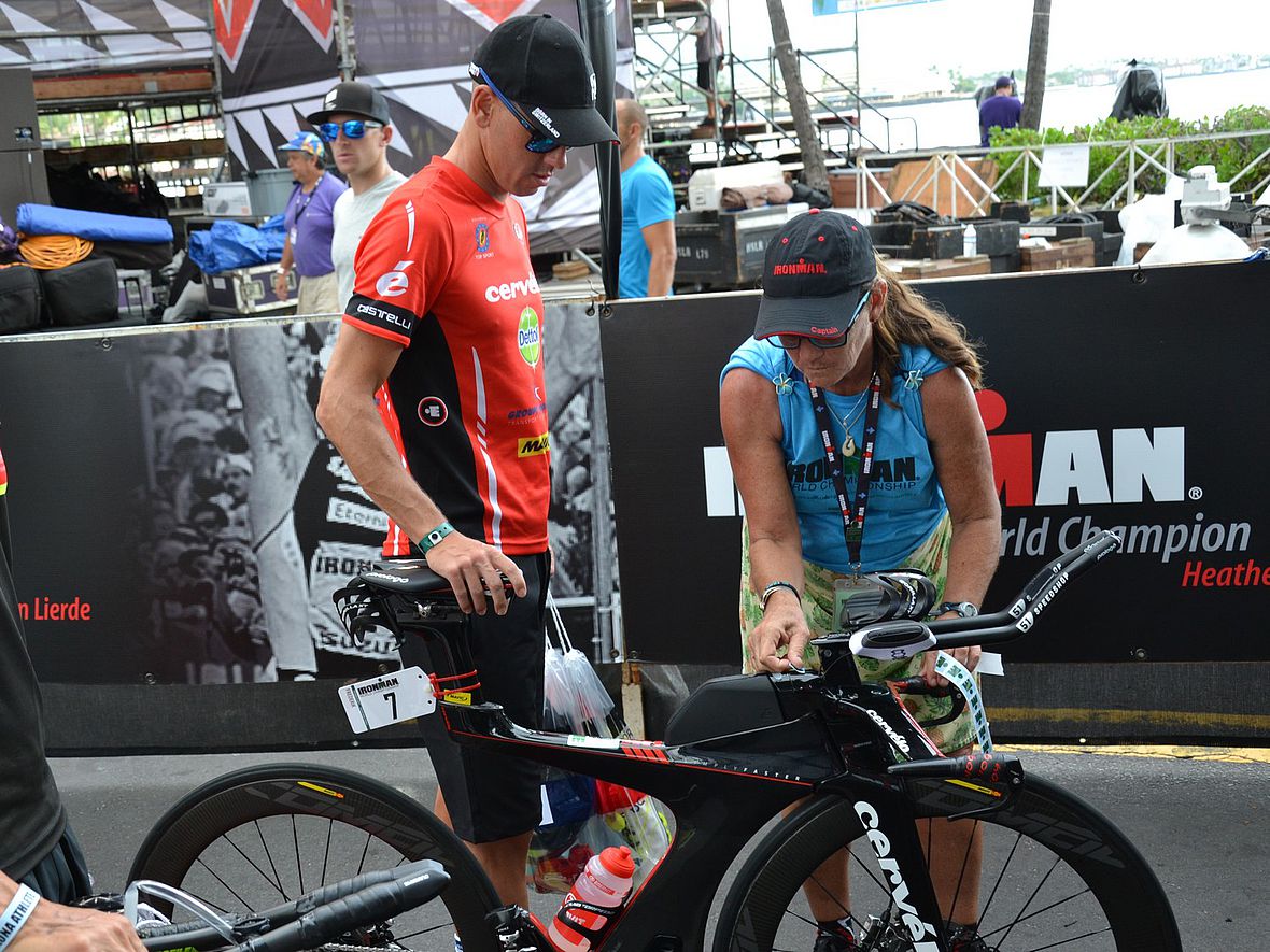 Ein paar Meter weiter der nächste Hawaii-Sieger: Frederik Van Lierde, der 2013 am Ali Drive gewann, bekommt seinen Bike-Sticker