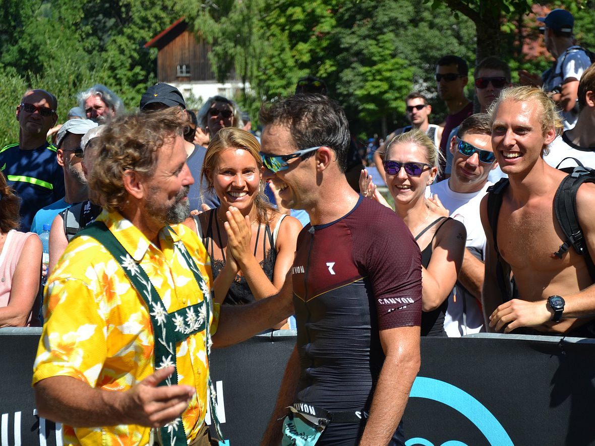 Classic-Sieger Nick Kastelein im Smalltalk mit Triathlon-Urgestein und Organisator Hannes Blaschke