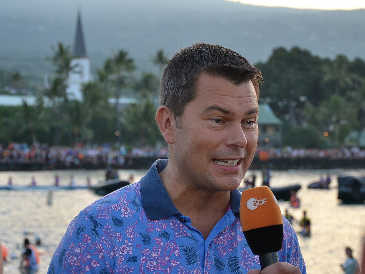 Yorck Polus vom ZDF moderiert am Pier von Kailua-Kona die Live-Reportage an