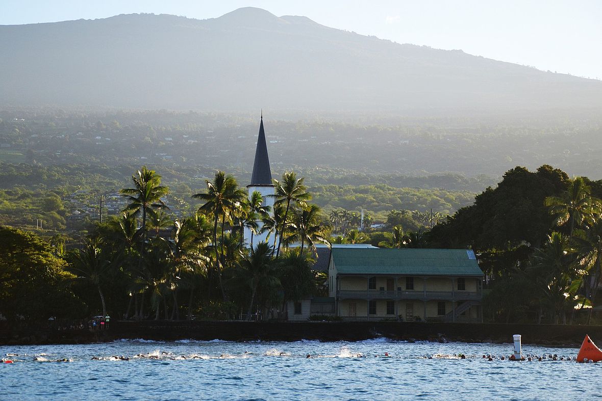 Was für ein Ambiente: Die Bay von Kailua-Kona mit der Mokuaikaua Church und dem Hualalai Vulkan