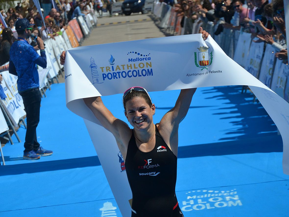 Emma Bilham gewinnt zum zweiten Mal nach 2016 den Portocolom Triathlon