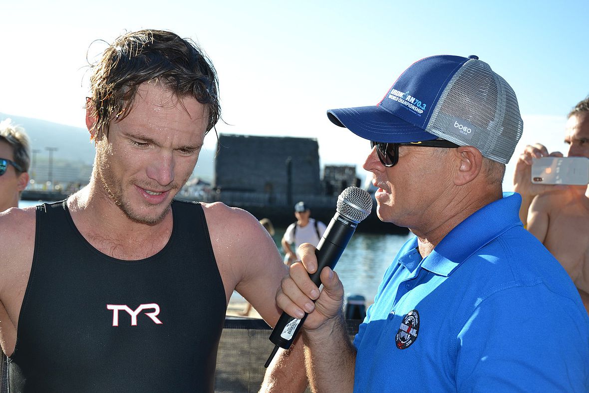 Greg Welch interviewt Hoala Swim-Sieger Josh Amberger