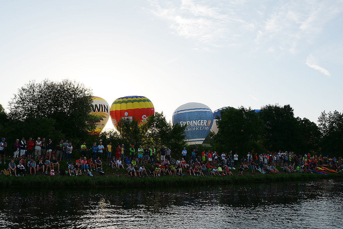 Einfach Kult: Die Heißluftballons am Schwimmstart des Challenges Roth