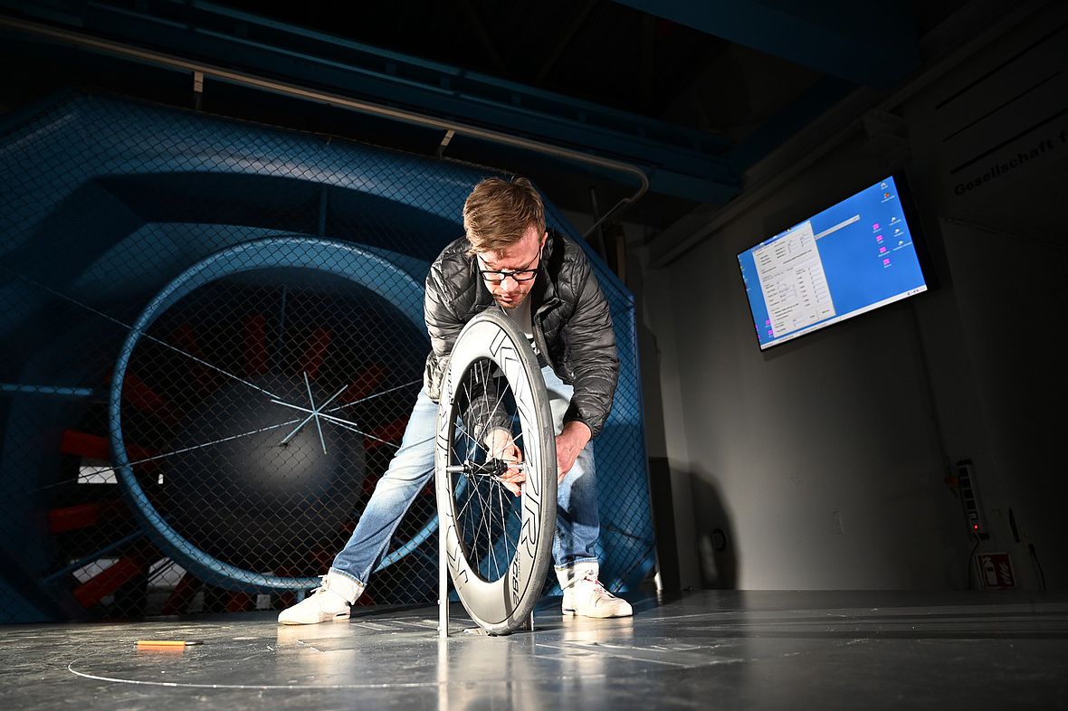 Gleich schlagen die Sekunden der Wahrheit: KYZR-Chef Stefan Hintze-Karsten macht ein Laufrad für einen Aerodurchlauf fertig