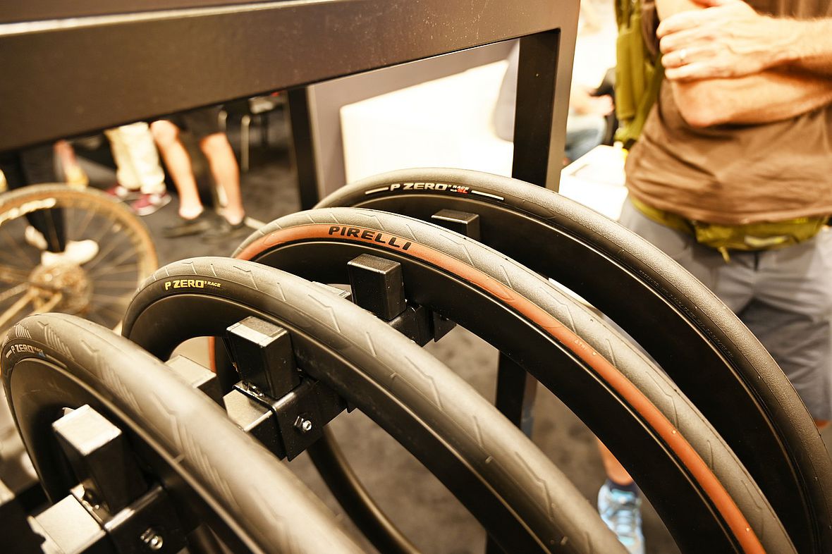 Pirelli, Ausrüster des Trek Segafredo UCI Protour-Teams setzt auch auf breitere Reifenvarianten
