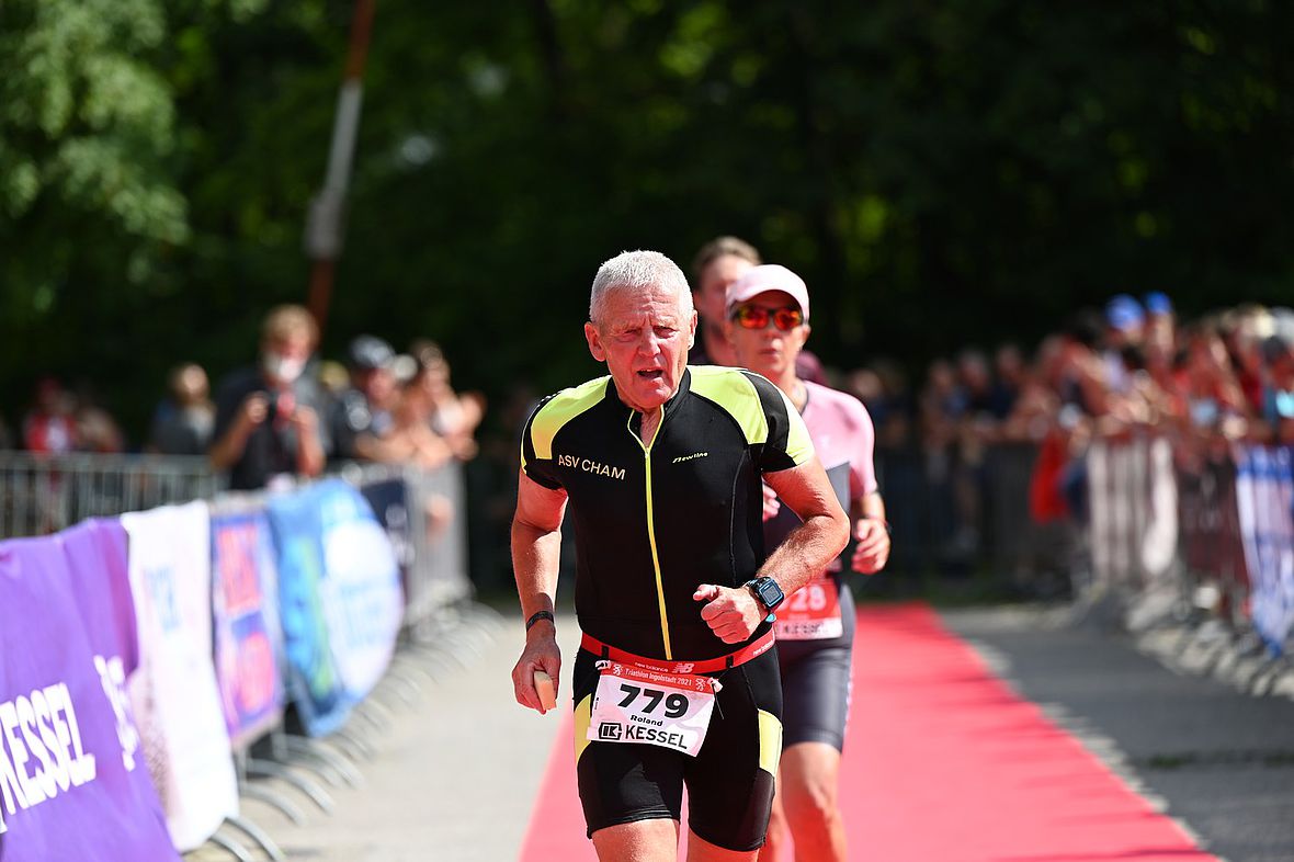 Bestager: Roland Gebert - Altersklasse 75 - finisht auf der Olympischen Distanz