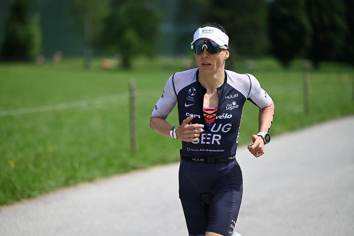 Anne Haug läuft zwar den besten Halbmarathon aller Frauen, im Ziel sollte sie trotzdem von "Elefanten-Beinen" sprechen ...