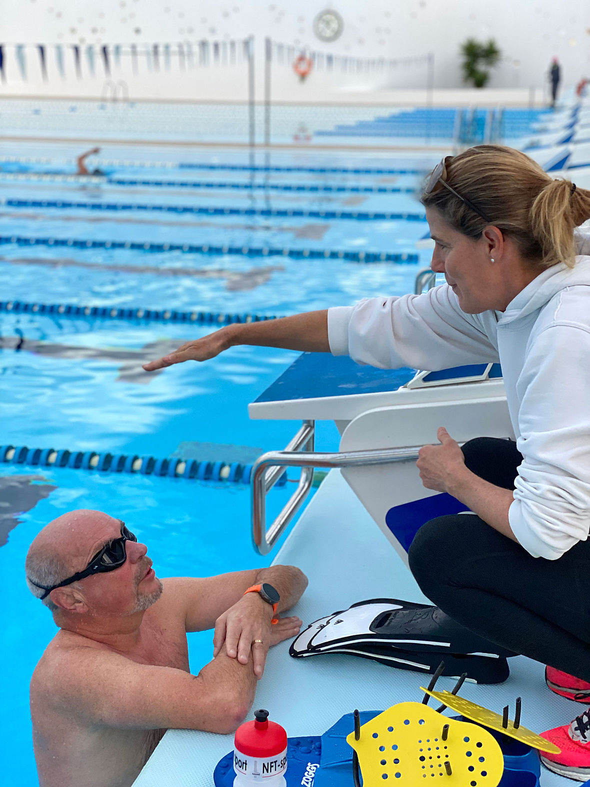 Vertraute Bezugsperson: Nicole Leder gibt Dirk Froberg Tipps beim Schwimmtraining