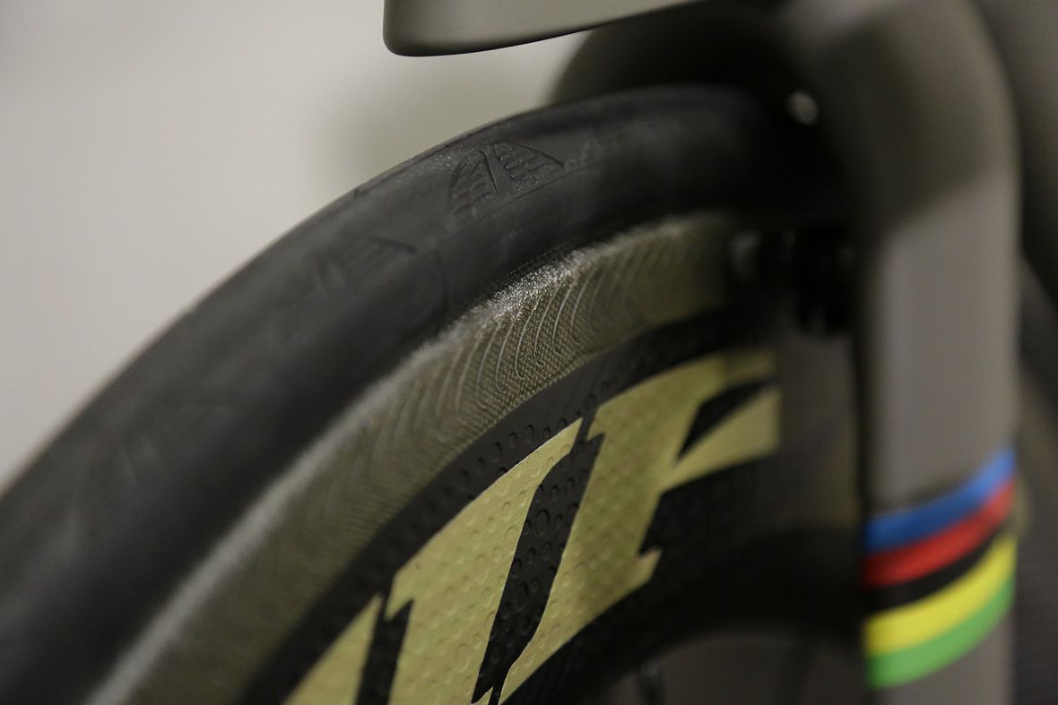 Die Bremsflanken der Zipp 808 NSW Laufräder sind mit einer speziellen Struktur für eine bessere Bremsleistung versehen