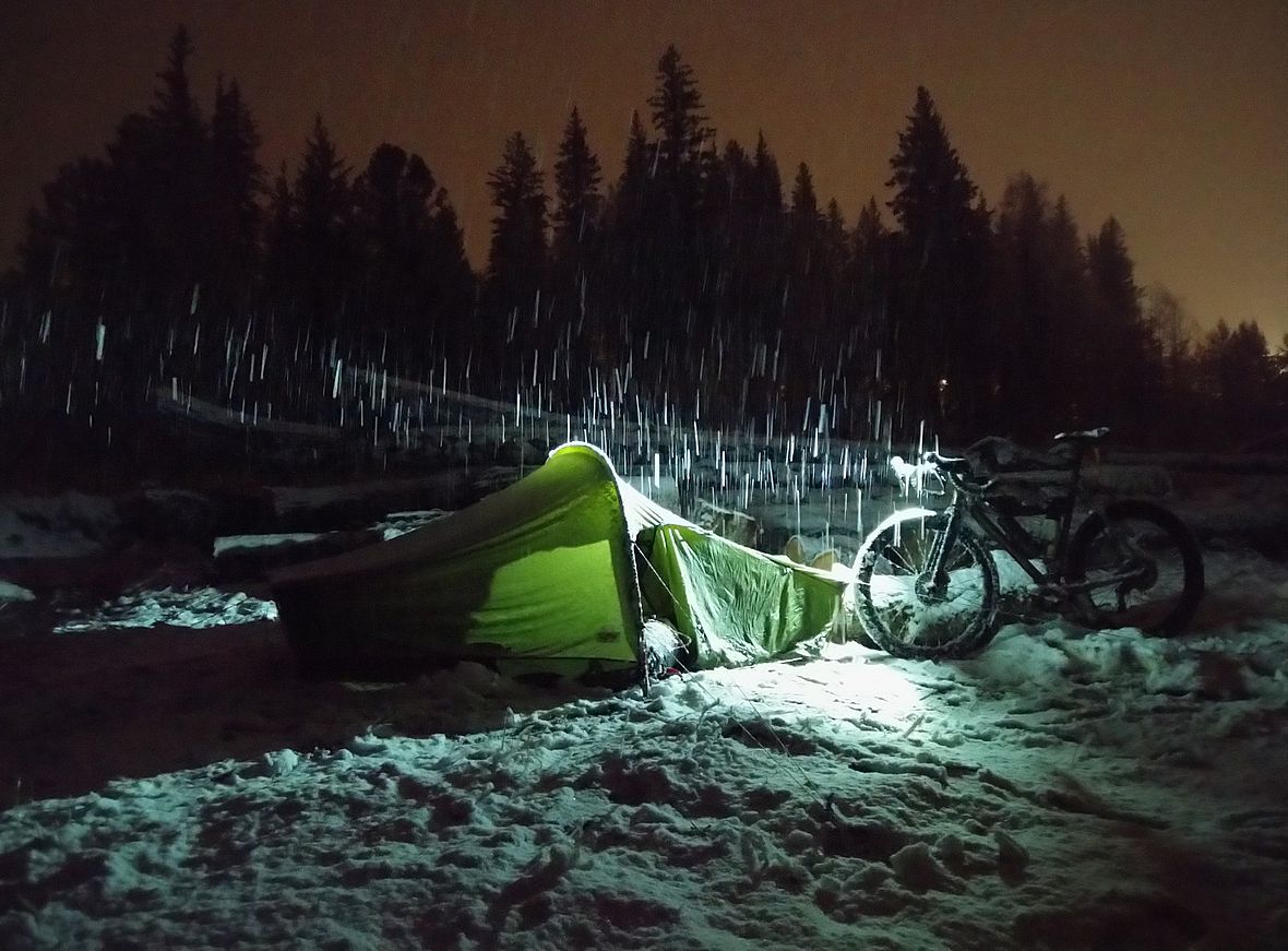 Nachtlager bei Schneefall
