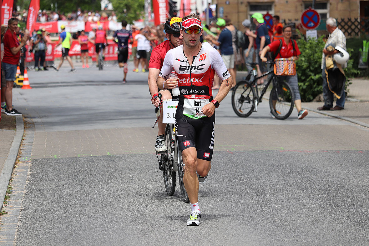 2017: Bart Aernouts spielt auf dem abgeänderten schwer zu laufenden Marathonkurs seine Stärke aus und gewinnt