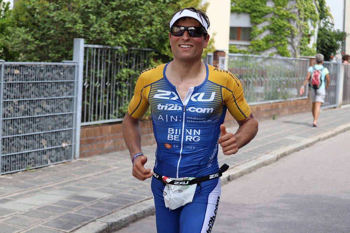 Mathias Flunger lächelt die Schmerzen im Marathon noch gekonnt weg!