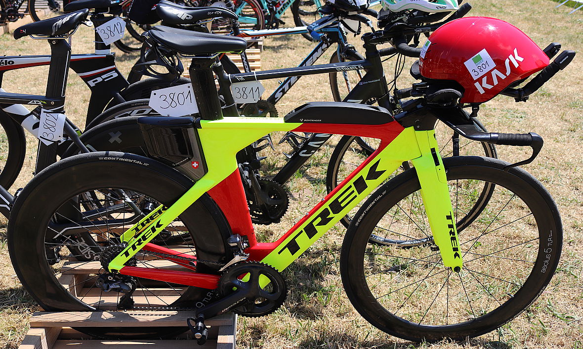 Signalfarben sind eine gute Wahl, wenn es um die Suche des eigenen Fahrrads in der riesigen Wechselzone von Roth geht