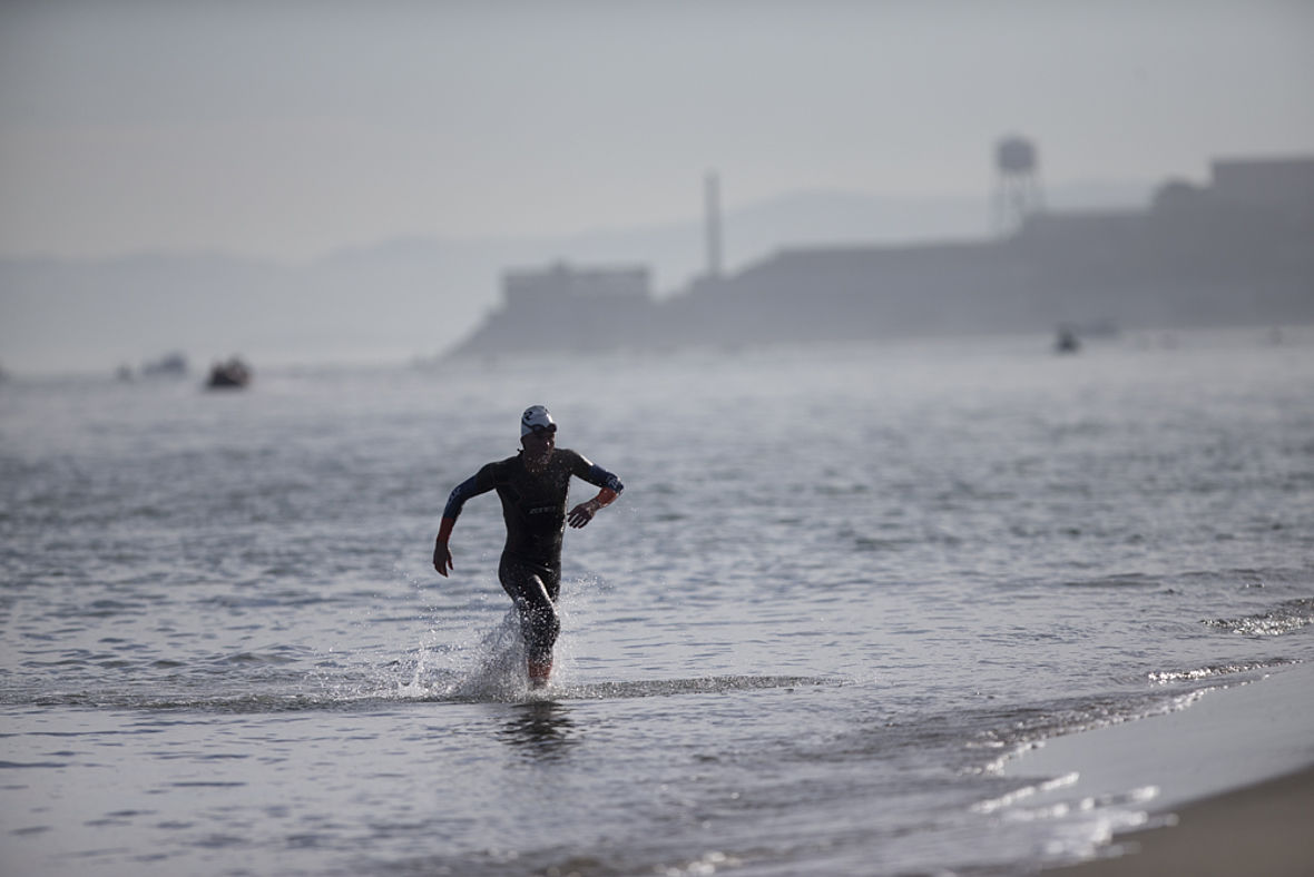 Gewohntes Bild: Josh Amberger kommt als Erster aus dem Wasser - wie hier beim Escape from Alcatraz Triathlon in San Francisco