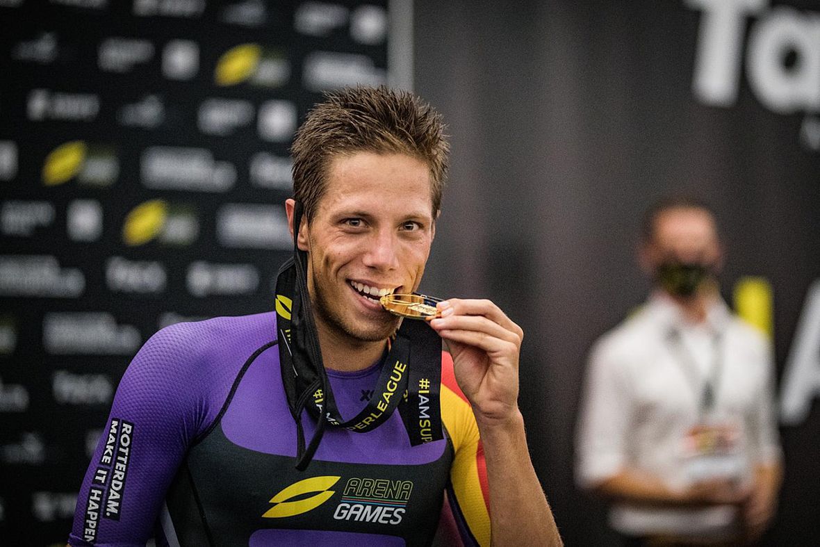Justus Nieschlag holt sich den Sieg bein den Arena Games der Super League Triathlon in Rotterdam