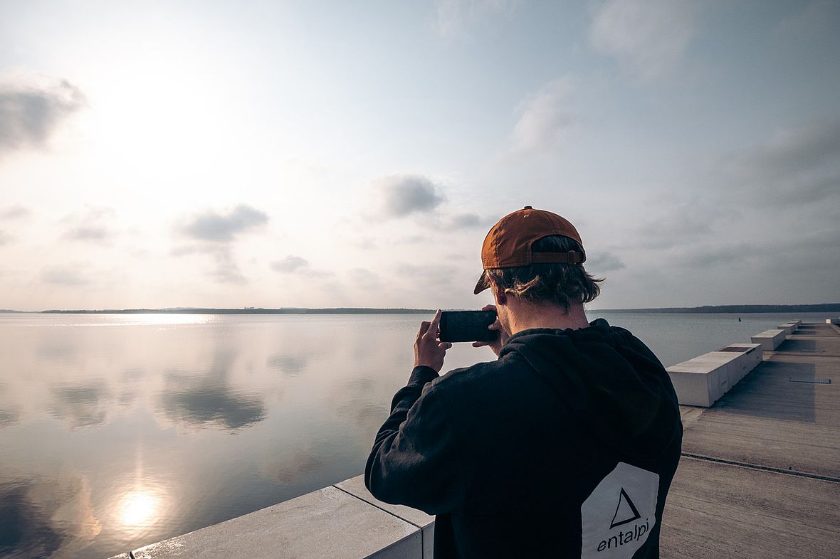 Noch zu kalt für einen Sprung ins Wasser: Kristian Blummenfelt hält die Stimmung am Senftenberger See mit dem Smartphone fest