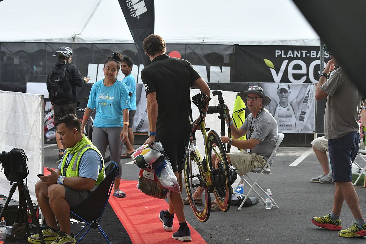 Das Rad trägt der Ironman-Weltmeister von 2014 zum Schutz der Reifen in die Wechselzone
