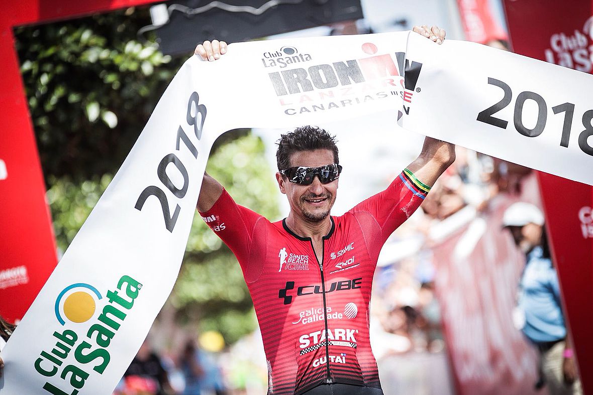 Ivan Rana lässt sich für Rang zwei beim Club La Santa Ironman Lanzarote feiern