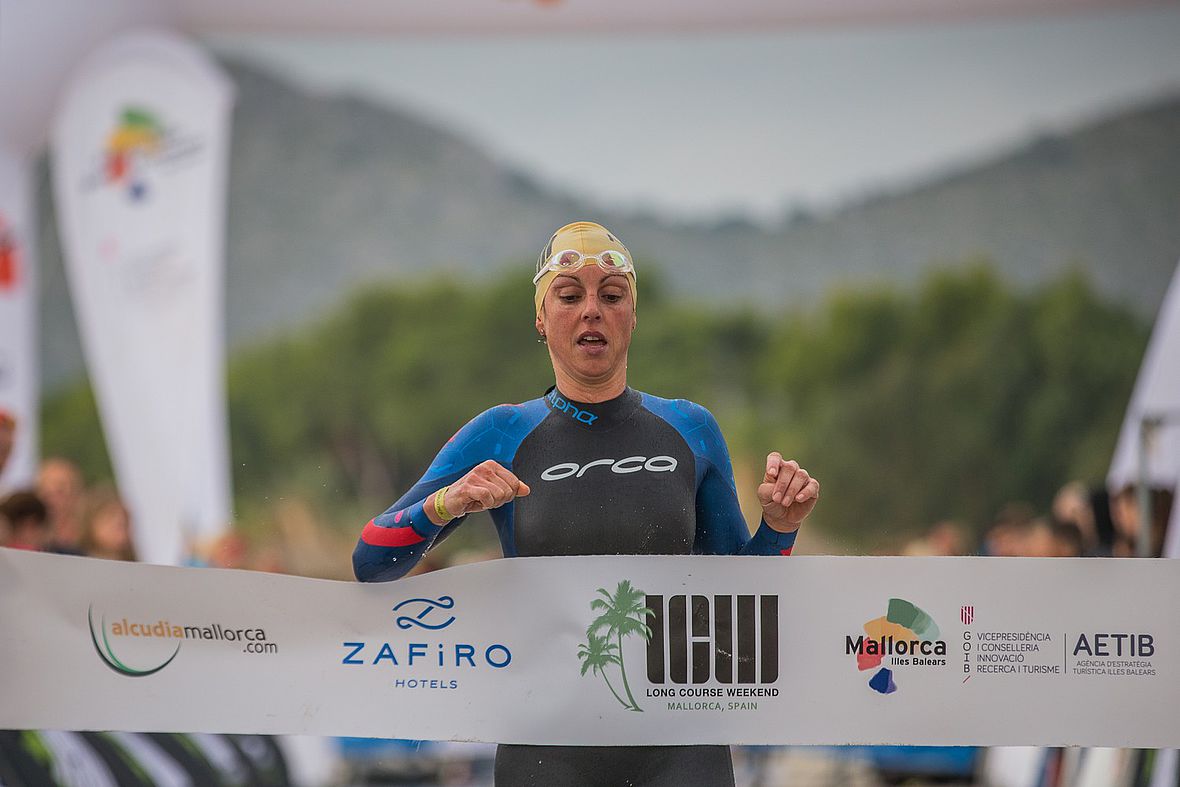 Caroline Livesey führt in der Gesamtwertung nach Tag 1 des LCW Mallorca 2018