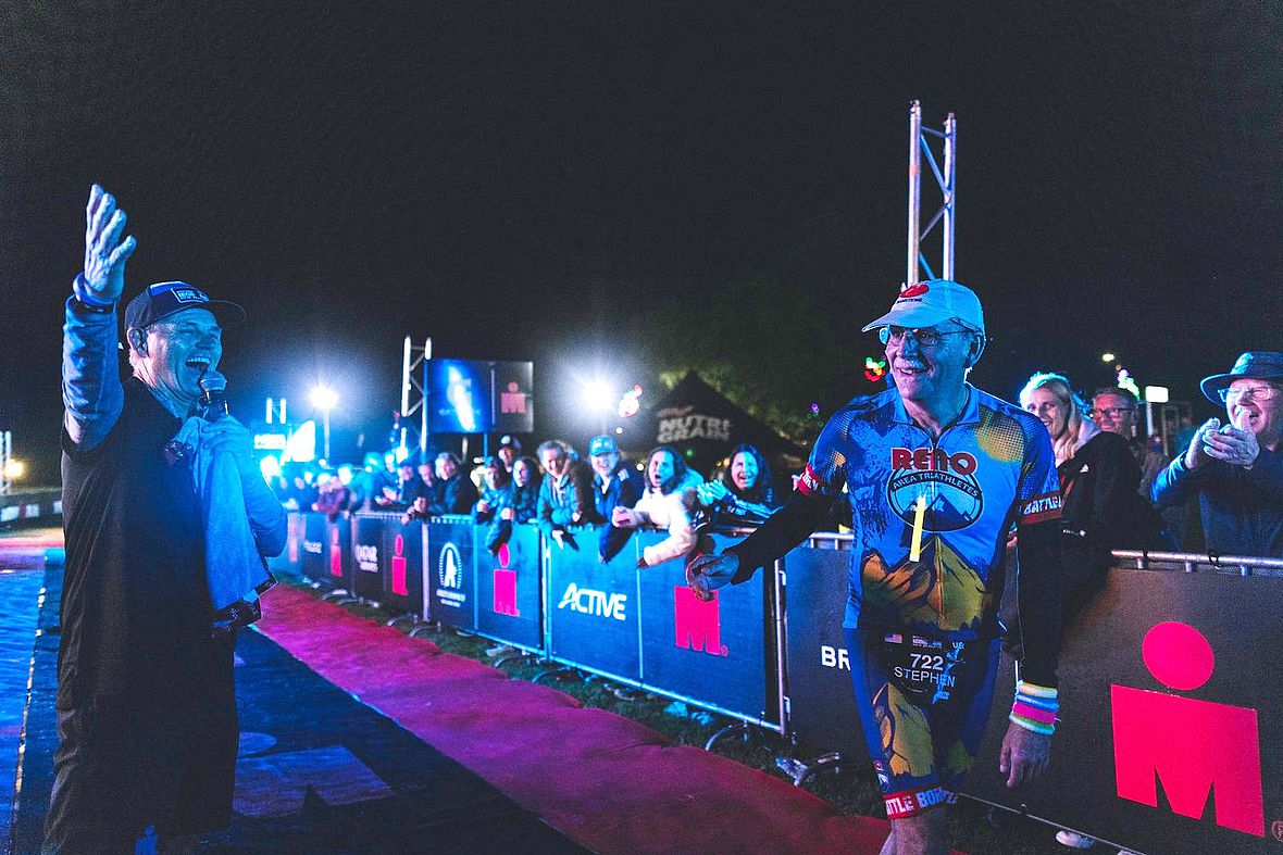 Das aller letzte Mal: "You are an Ironman " - Mike Reilly in der Nightsession beim Ironman Neuseeland 2022