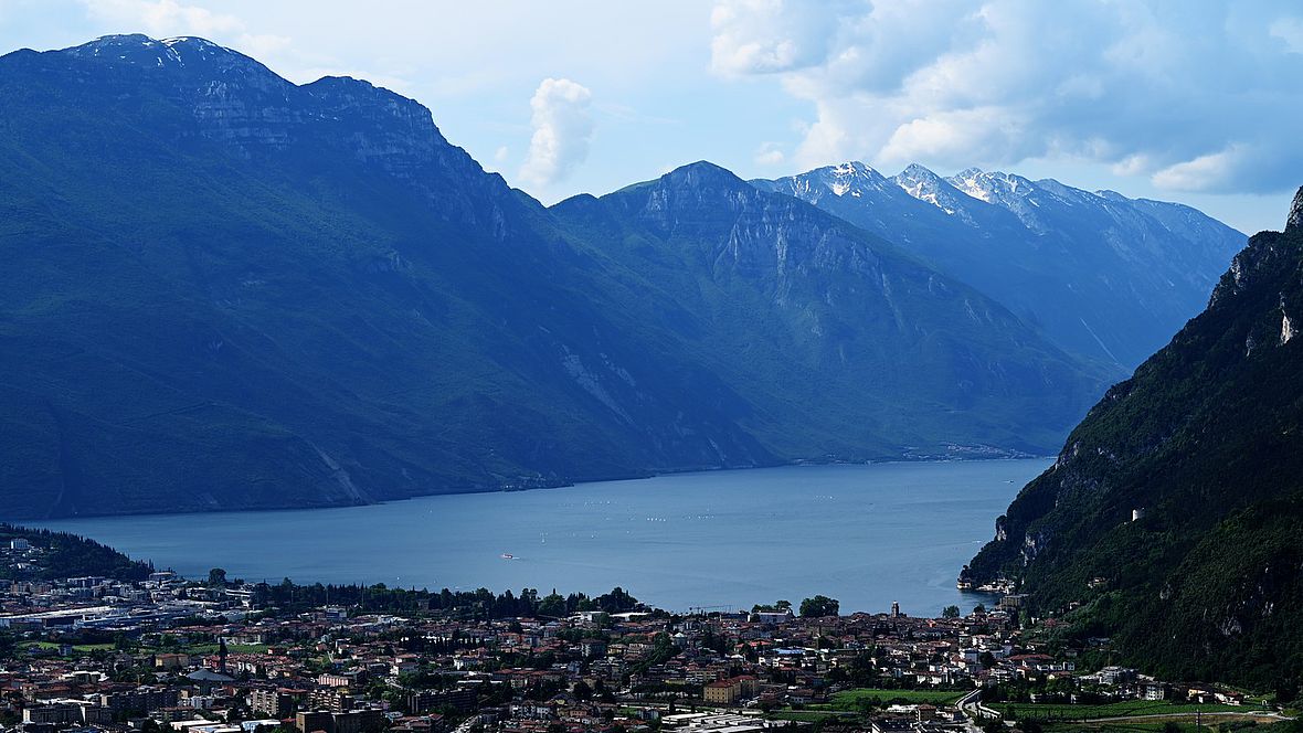Blick auf Riva und die Monte Baldo-Bergkette