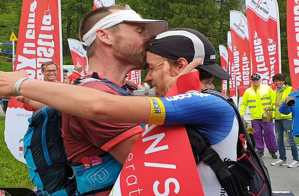 Sven Weidner feiert den Sieg beim Austria eXtreme Triathlon mit seinem Supporter Till Winkler