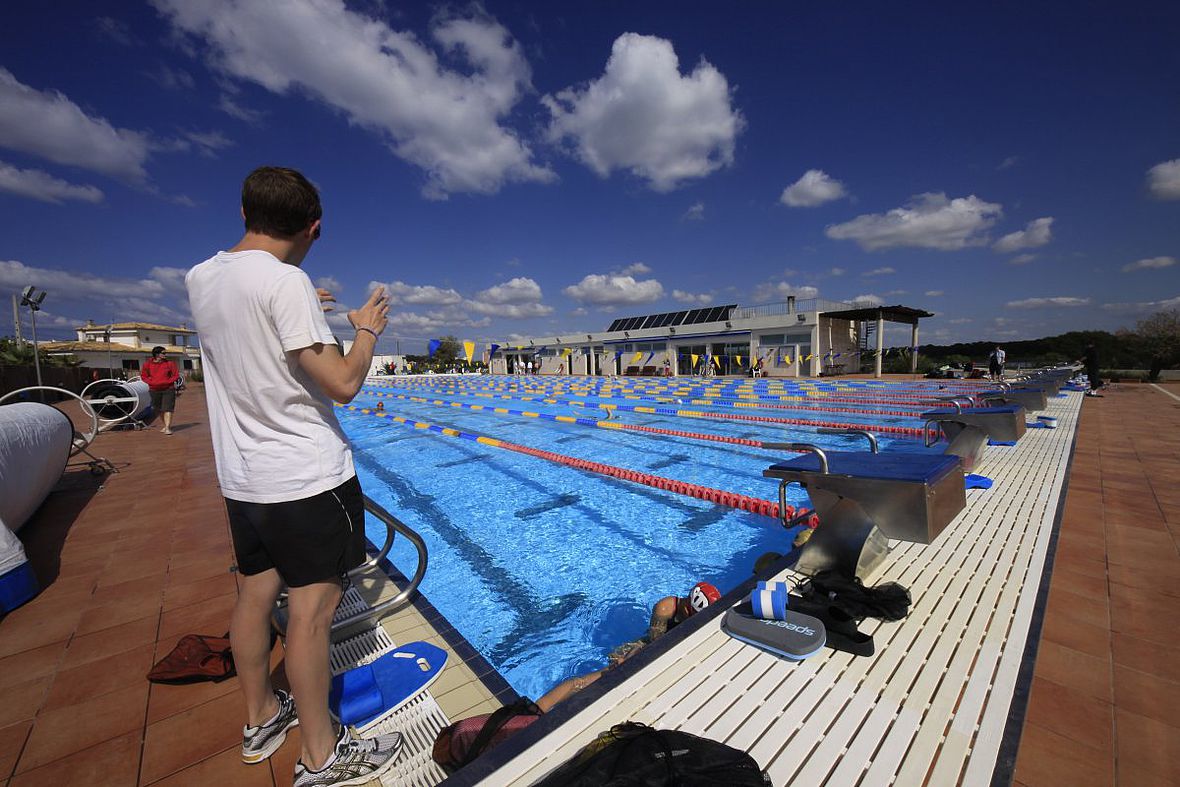 Ideallage: Best Swim Centre in der Colonia Sant Jordi auf Mallorca - top ausgestattet und direkt am Hotel von Triathlon Holidays