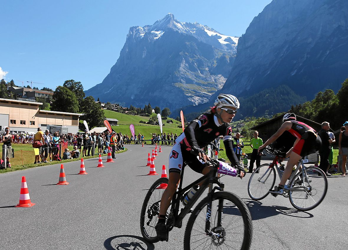 Wechselzone in Grindelwald: Mit dem Triathlonrad rein, mit dem MTB raus