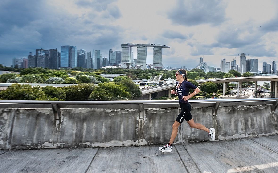 Ashleigh Gentle vor der imposanten Skyline von Singapur