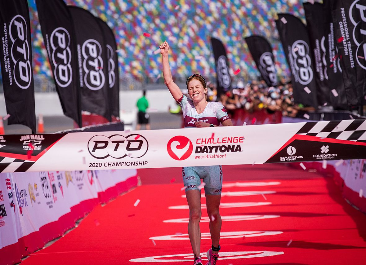 Paula Findlay holt sich den Sieg beim wichtigsten Rennen des Triathlonjahres 2020.