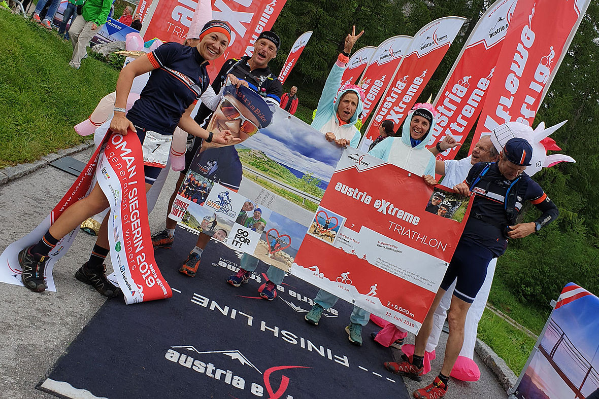 Die schnellste Frau beim Austria eXtreme Triathlon 2019: Barbara Tesar mit ihrem Supporter-Team