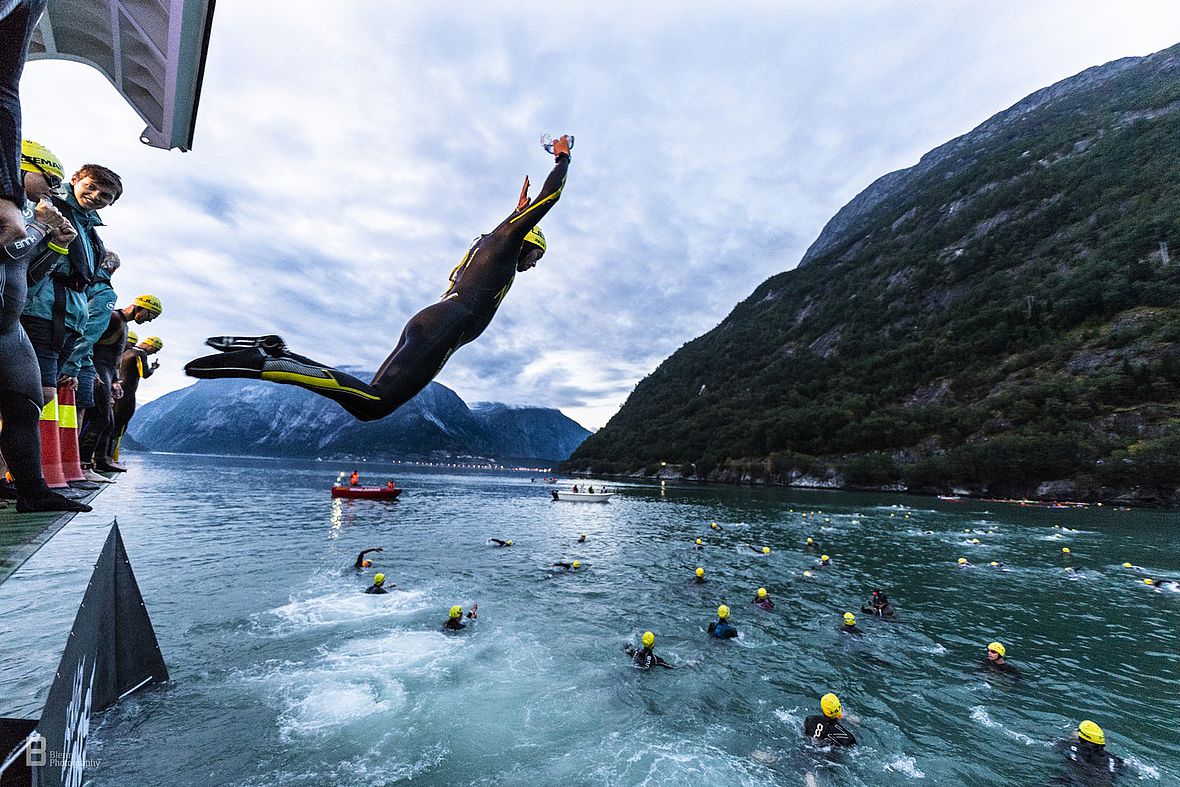 Traditionell geht es beim Norseman mit einem kühnen Sprung von der Autofähre ins Hardangerfjord zum Schwimmstart