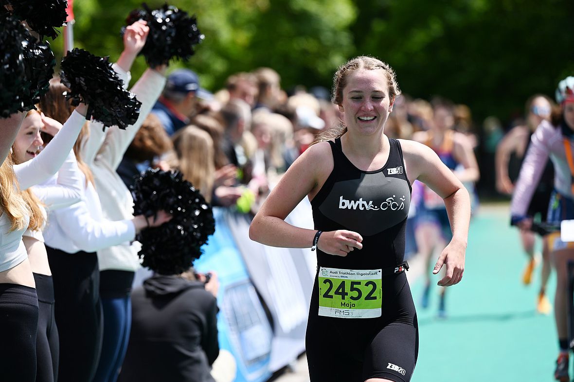 Die Sprintdistanz-Siegerin Maja Gralki lässt sich feiern