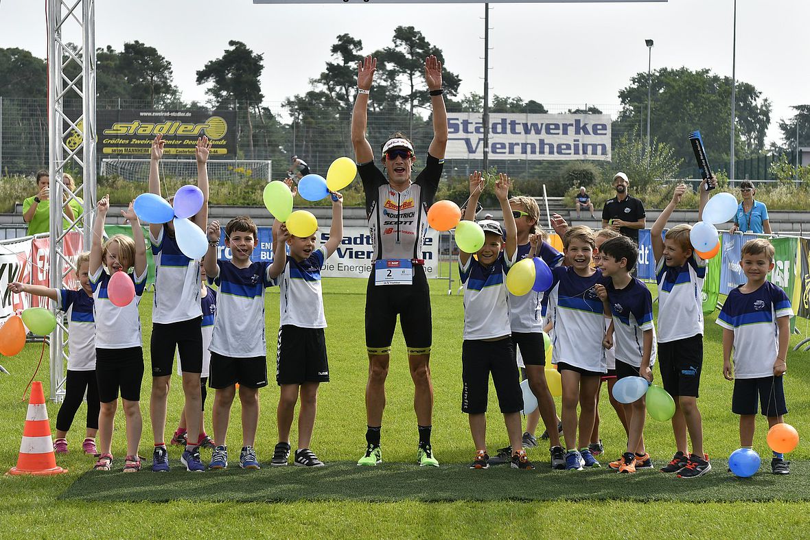 Sebastian Kienle feiert mit dem Viernheimer Triathlon-Nachwuchs