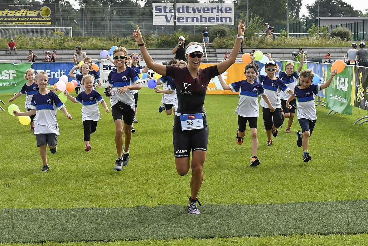 Katharina Wolff feiert den Sieg beim V-Card Triathlon in Viernheim