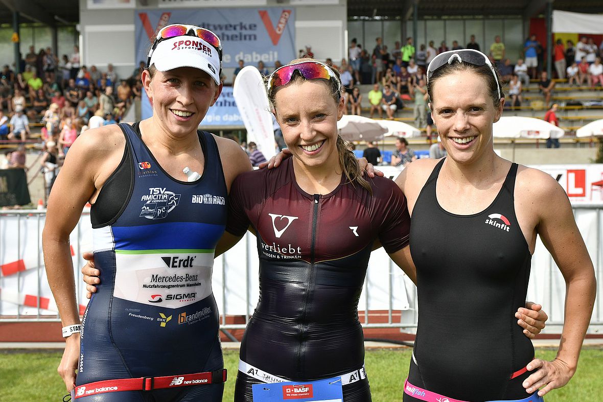 Die schnellsten Frauen beim Viernheimer V-Card Triathlon 2017: Simone Hofmann, Katharina Wolff und Leonie Pötsch (v.l.)