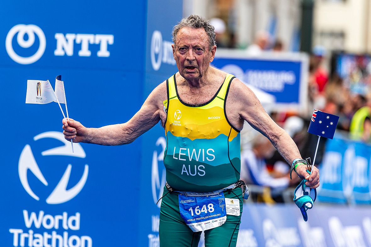 Unstopable: Der Australier Lachlan Lewis (Jahrgang 1037) finisht nach 3:22:03 Stunden