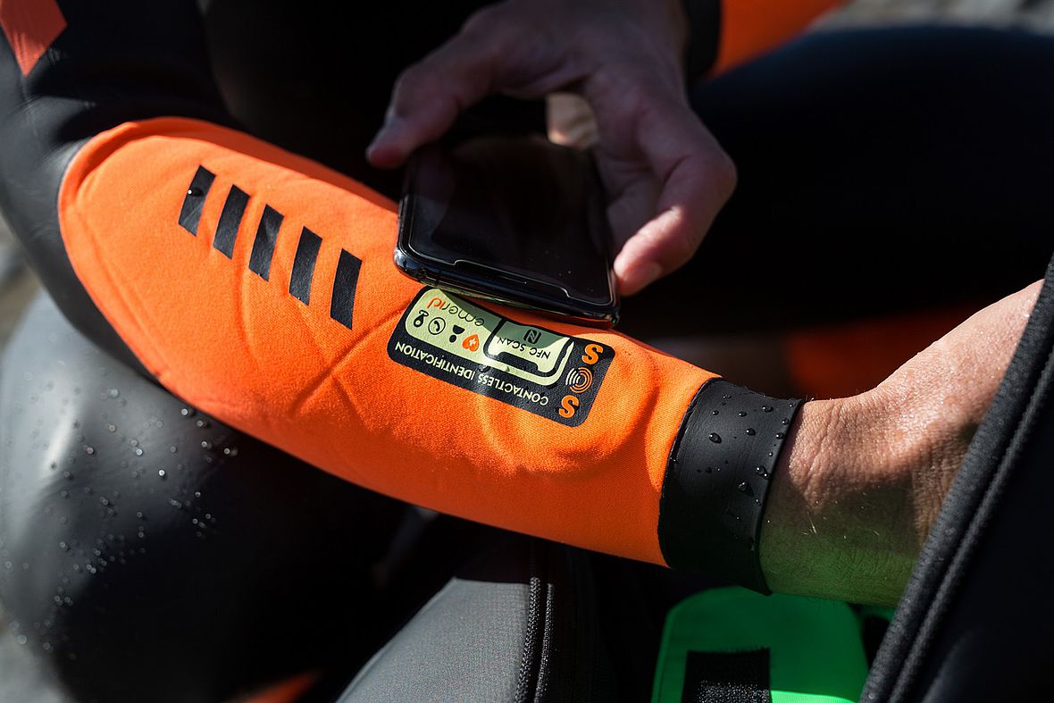 Ein NFC (Near Field Communication) fähiges Smartphone wird mit dem Orca Openwater SW gekoppelt