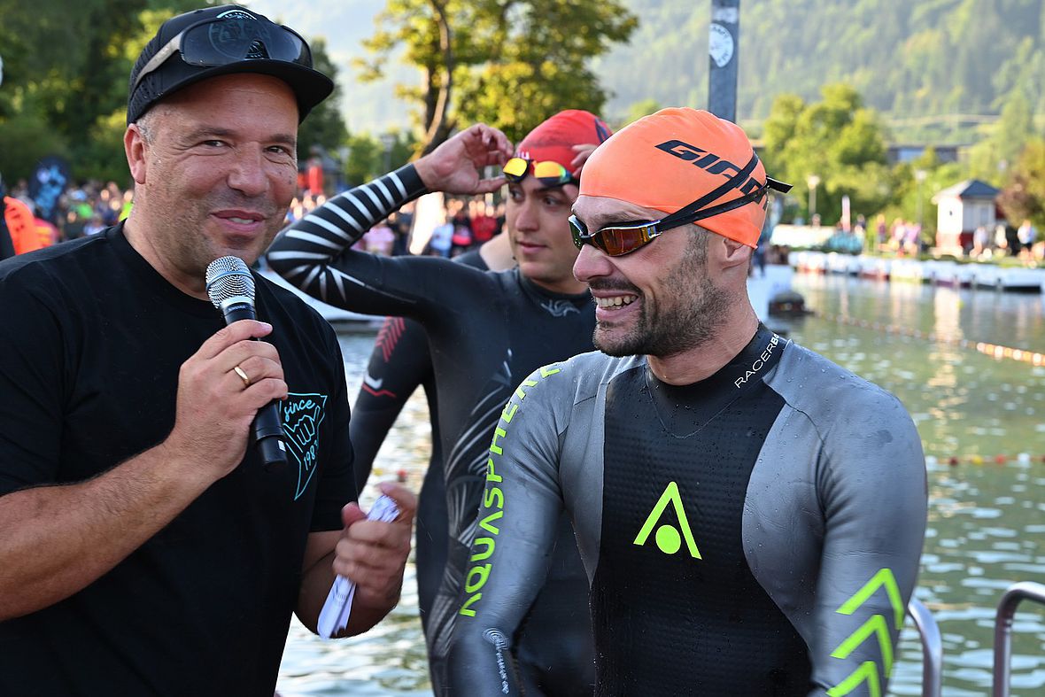Stargast und Topfavorit Patrick Lange beim Schwimm-CheckIn mit Moderator Hartwig Thöne