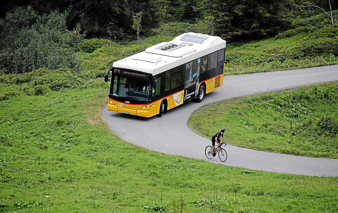 Ungleiches Duell: Radfahrer und Postbus an der Großen Scheidegg