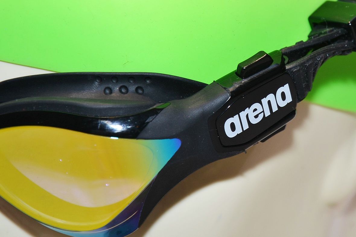 Die Arena Cobra Tri Mirror ist mit einem Klickmechanismus zur Anpassung des Kopfbandes ausgestattet