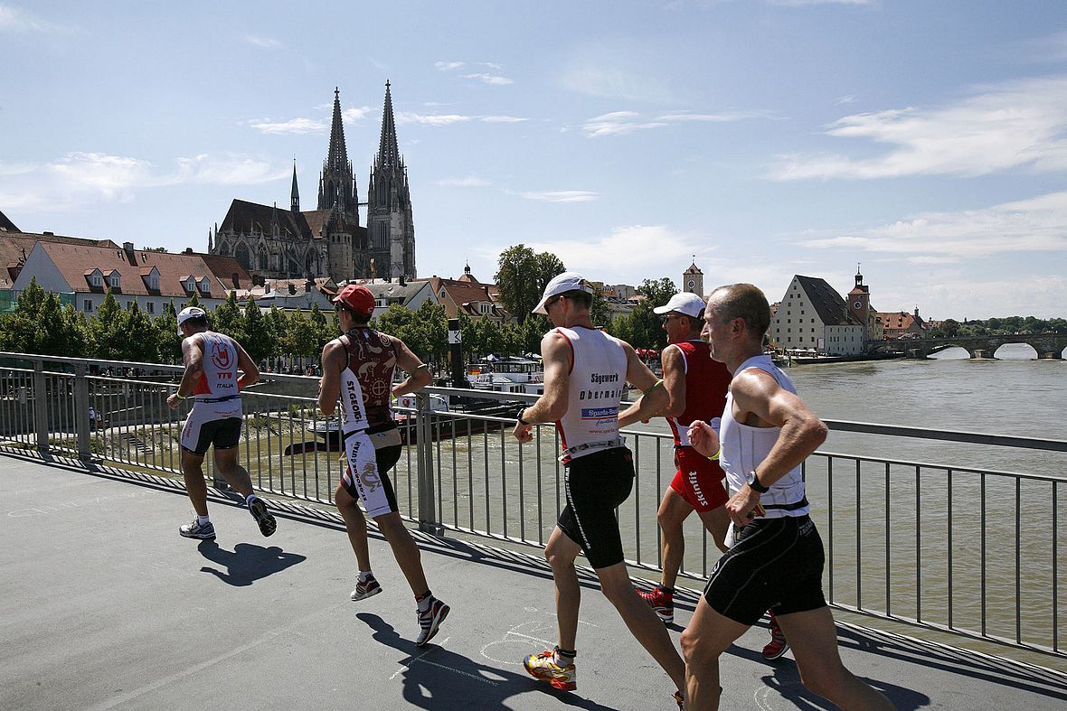 Die Laufstrecke führt über die Donau in die Regensburger Altstadt