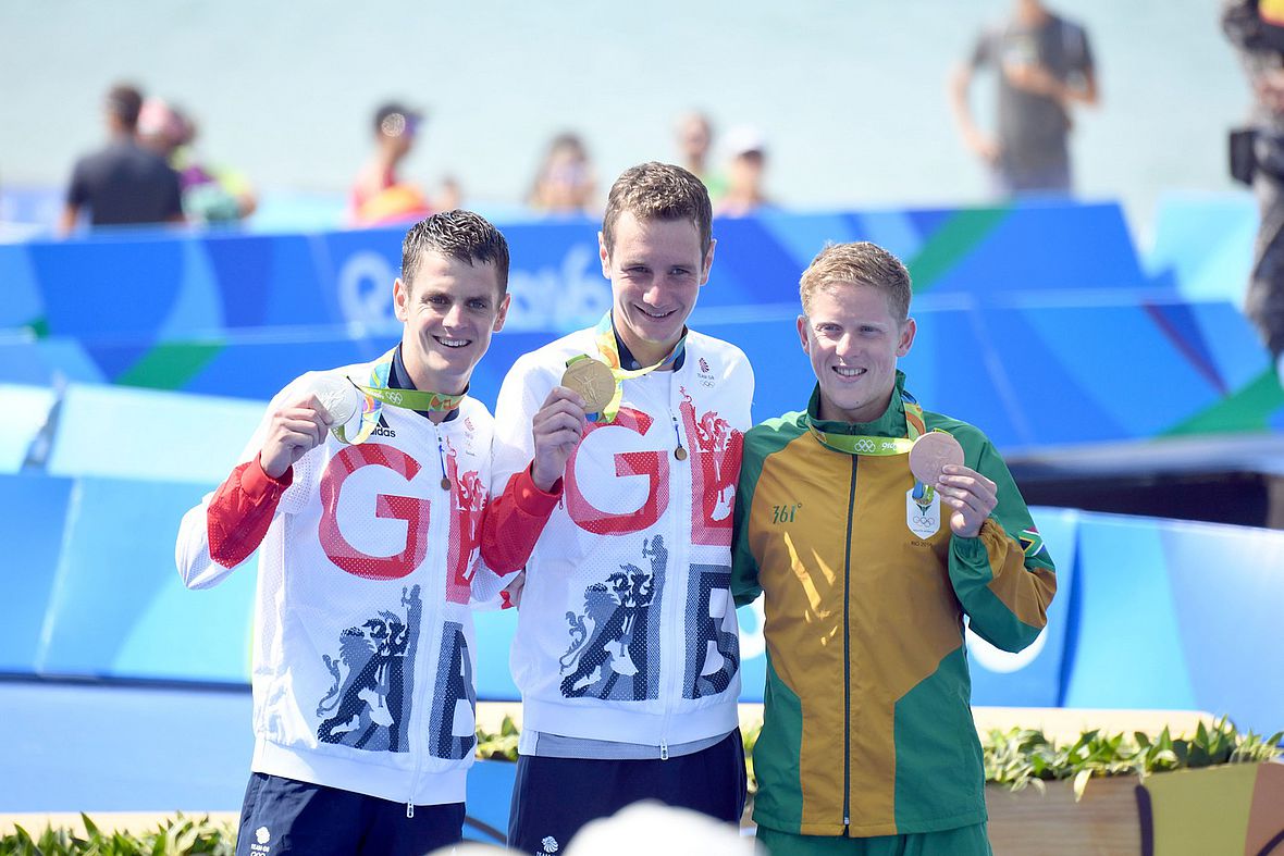 Das Olympiapodium von Rio: Jonathan Brownlee, Alistair Brownlee und Henri Schoeman